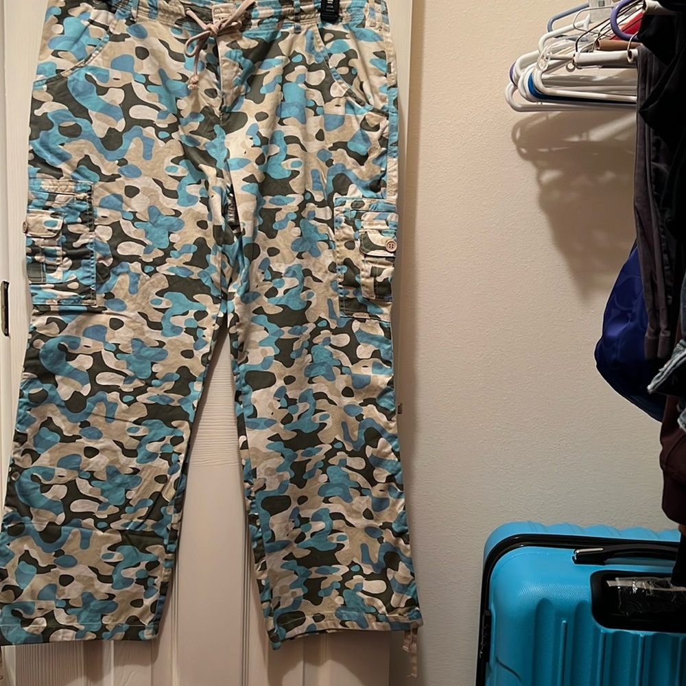 NEW wo tags, Camo Cargo pants